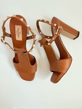 Valentino Garavani Rockstud T-Strap Block Heel Sandals 38.5 Cognac Leather